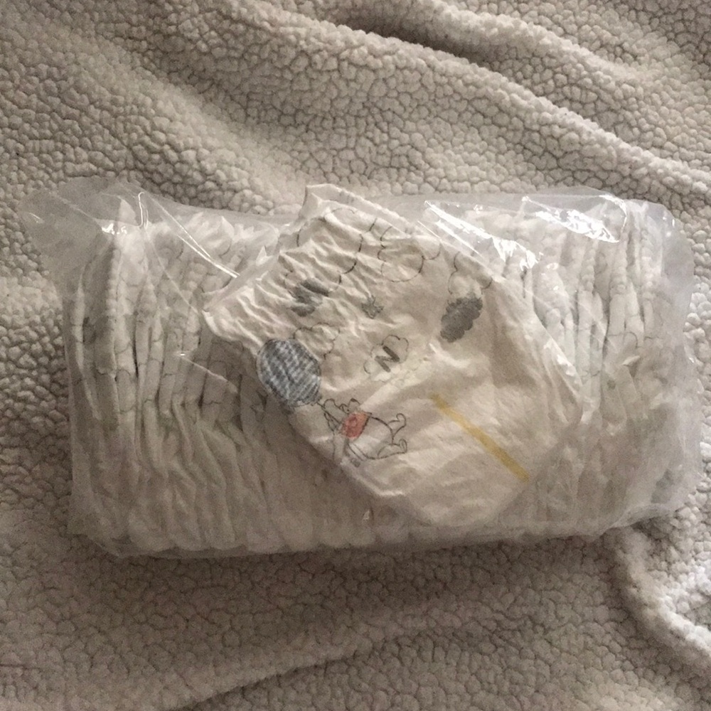 18 count of newborn Huggies “little snugglers”